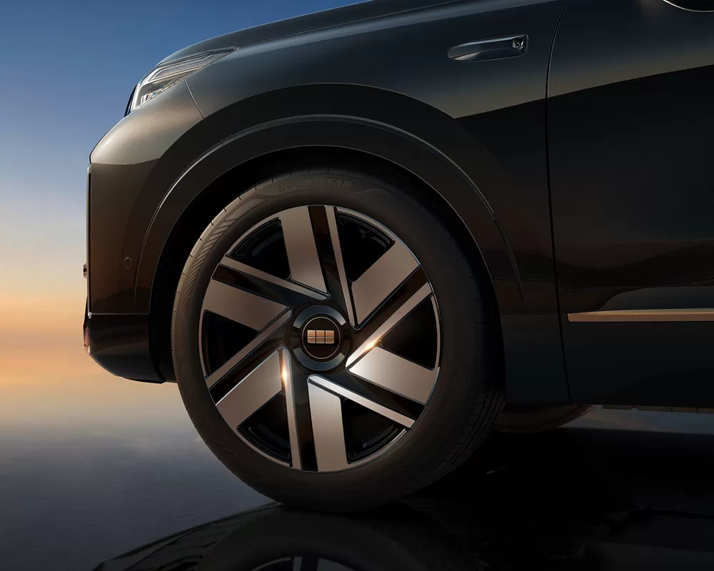 جيلي جالاكسي M9 210km 4WD إصدار Zhiyao باللون الأسود والذهبي