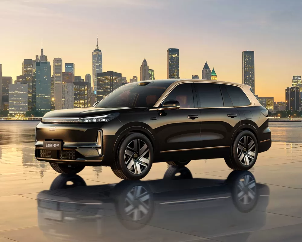 جيلي جالاكسي M9 210km 4WD إصدار Zhiyao باللون الأسود والذهبي
