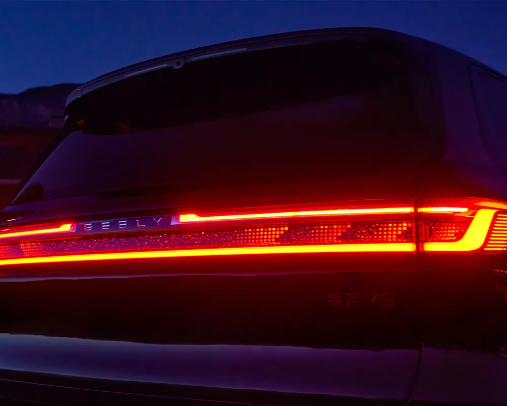 جيلي جالاكسي M9 210km 4WD إصدار Zhiyao باللون الأسود والذهبي
