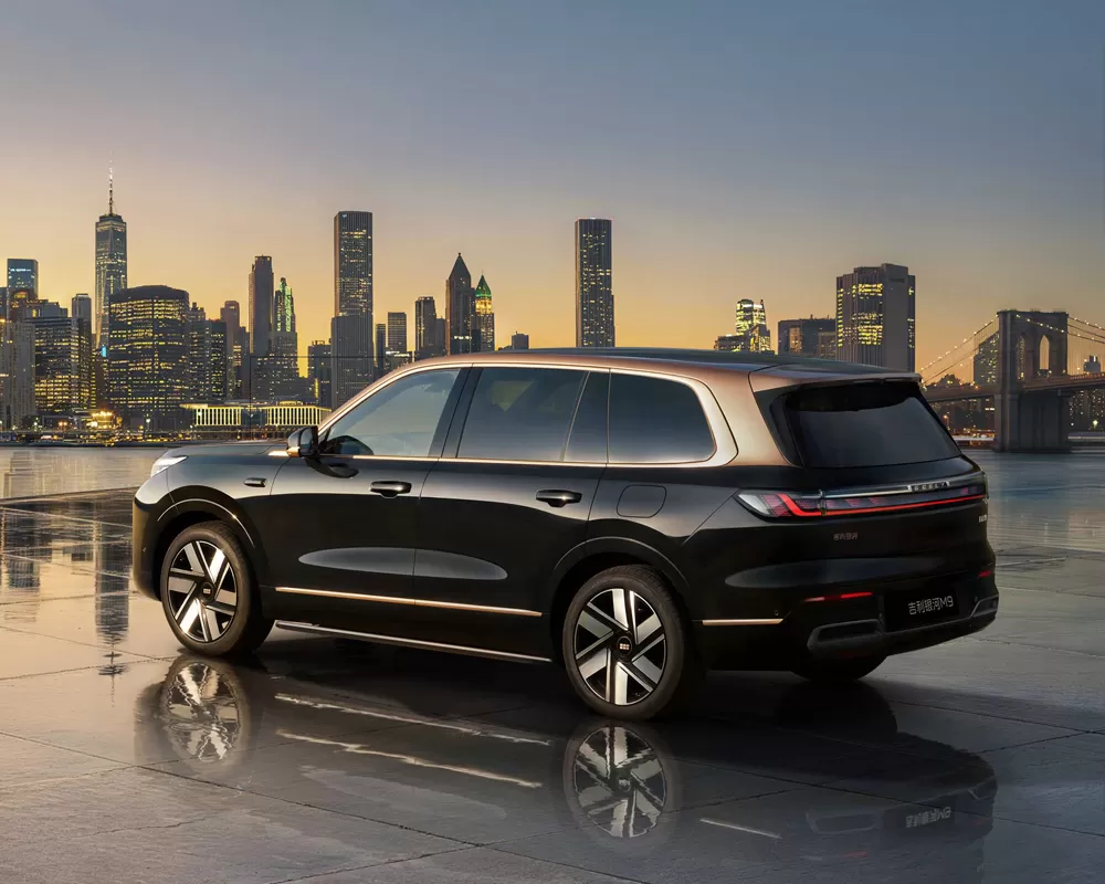 جيلي جالاكسي M9 210km 4WD إصدار Zhiyao باللون الأسود والذهبي